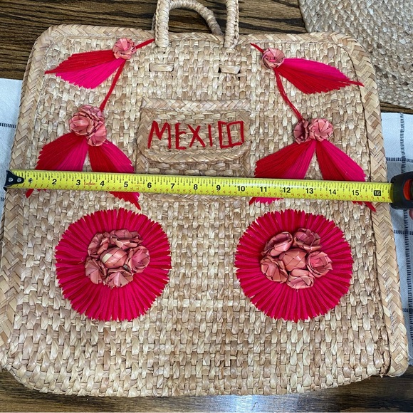 Mexican Artesanía Handcrafted Straw Tote with Pink Accents - Picture 5 of 8